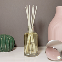 Carica l'immagine nel visualizzatore di Gallery, MADA essenza produce artigianalmente in Svizzera candele profumate, melts, diffusori e spray per ambienti con materie prime di altissima qualità.