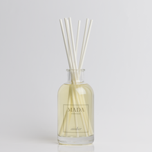 Carica l'immagine nel visualizzatore di Gallery, MADA essenza produce artigianalmente in Svizzera candele profumate, melts, diffusori e spray per ambienti con materie prime di altissima qualità.