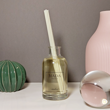 Carica l'immagine nel visualizzatore di Gallery, MADA essenza produce artigianalmente in Svizzera candele profumate, melts, diffusori e spray per ambienti con materie prime di altissima qualità.