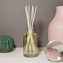 Carica l'immagine nel visualizzatore di Gallery, MADA essenza produce artigianalmente in Svizzera candele profumate, melts, diffusori e spray per ambienti con materie prime di altissima qualità.