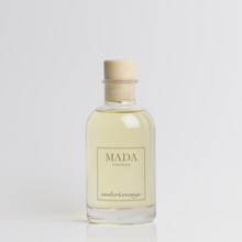 Carica l'immagine nel visualizzatore di Gallery, MADA essenza produce artigianalmente in Svizzera candele profumate, melts, diffusori e spray per ambienti con materie prime di altissima qualità.