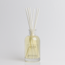 Load image into Gallery viewer, MADA essenza produce artigianalmente in Svizzera candele profumate, melts, diffusori e spray per ambienti con materie prime di altissima qualità.