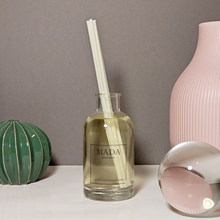 Load image into Gallery viewer, MADA essenza produce artigianalmente in Svizzera candele profumate, melts, diffusori e spray per ambienti con materie prime di altissima qualità.