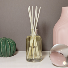 Load image into Gallery viewer, MADA essenza produce artigianalmente in Svizzera candele profumate, melts, diffusori e spray per ambienti con materie prime di altissima qualità.