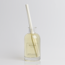 Load image into Gallery viewer, MADA essenza produce artigianalmente in Svizzera candele profumate, melts, diffusori e spray per ambienti con materie prime di altissima qualità.