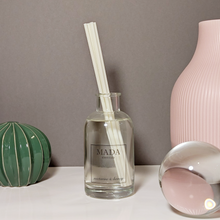 Carica l'immagine nel visualizzatore di Gallery, MADA essenza produce artigianalmente in Svizzera candele profumate, melts, diffusori e spray per ambienti con materie prime di altissima qualità.