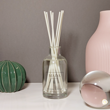 Carica l'immagine nel visualizzatore di Gallery, MADA essenza produce artigianalmente in Svizzera candele profumate, melts, diffusori e spray per ambienti con materie prime di altissima qualità.