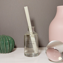Carica l'immagine nel visualizzatore di Gallery, MADA essenza produce artigianalmente in Svizzera candele profumate, melts, diffusori e spray per ambienti con materie prime di altissima qualità.