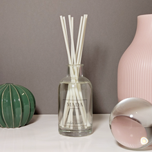 Load image into Gallery viewer, MADA essenza produce artigianalmente in Svizzera candele profumate, melts, diffusori e spray per ambienti con materie prime di altissima qualità.