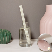 Load image into Gallery viewer, MADA essenza produce artigianalmente in Svizzera candele profumate, melts, diffusori e spray per ambienti con materie prime di altissima qualità.