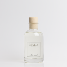 Load image into Gallery viewer, MADA essenza produce artigianalmente in Svizzera candele profumate, melts, diffusori e spray per ambienti con materie prime di altissima qualità.