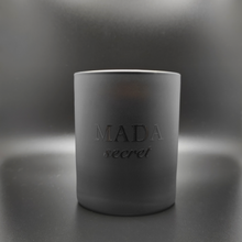 Load image into Gallery viewer, MADA essenza produce artigianalmente in Svizzera candele profumate, melts, diffusori e spray per ambienti con materie prime di altissima qualità. MADA secret
