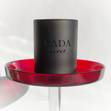 Load image into Gallery viewer, MADA essenza produce artigianalmente in Svizzera candele profumate, melts, diffusori e spray per ambienti con materie prime di altissima qualità. MADA secret
