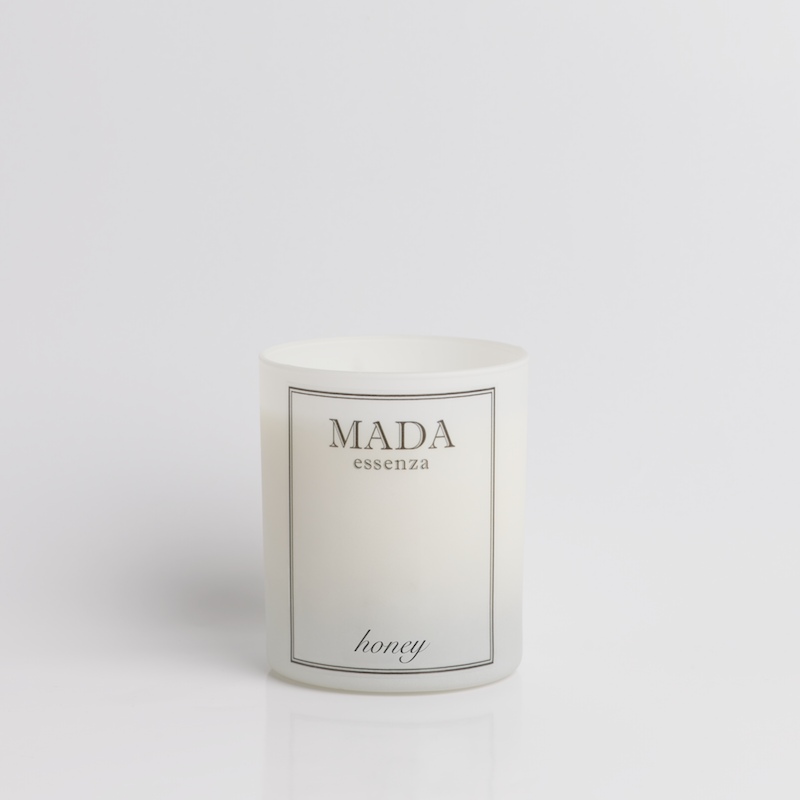 MADA essenza produce artigianalmente in Svizzera candele profumate, melts, diffusori e spray per ambienti con materie prime di altissima qualità.