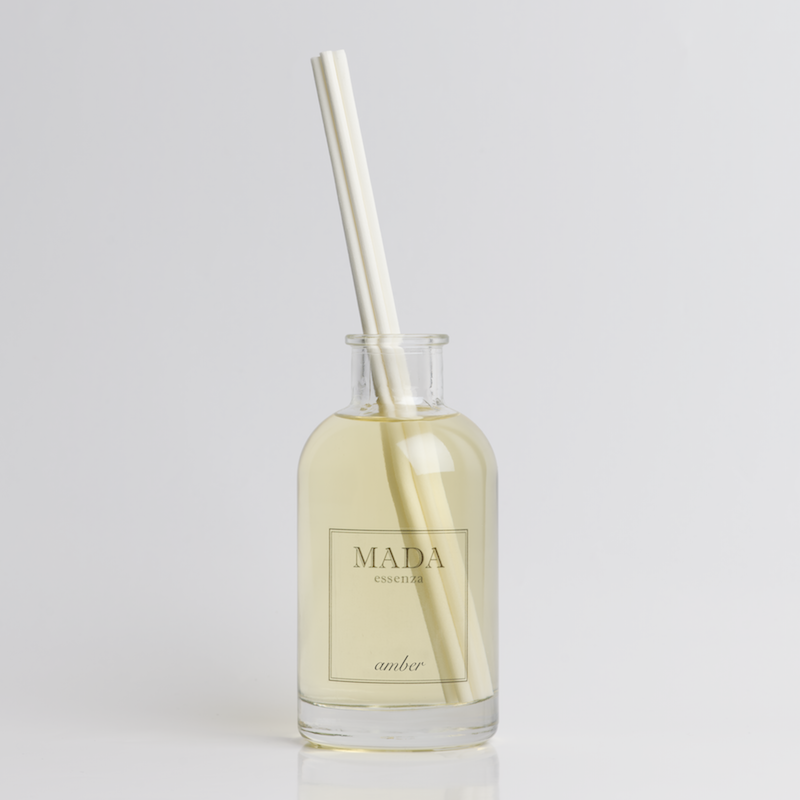MADA essenza produce artigianalmente in Svizzera candele profumate, melts, diffusori e spray per ambienti con materie prime di altissima qualità.
