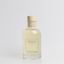 Load image into Gallery viewer, MADA essenza produce artigianalmente in Svizzera candele profumate, melts, diffusori e spray per ambienti con materie prime di altissima qualità.
