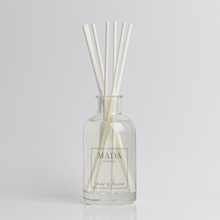 Load image into Gallery viewer, MADA essenza produce artigianalmente in Svizzera candele profumate, melts, diffusori e spray per ambienti con materie prime di altissima qualità.
